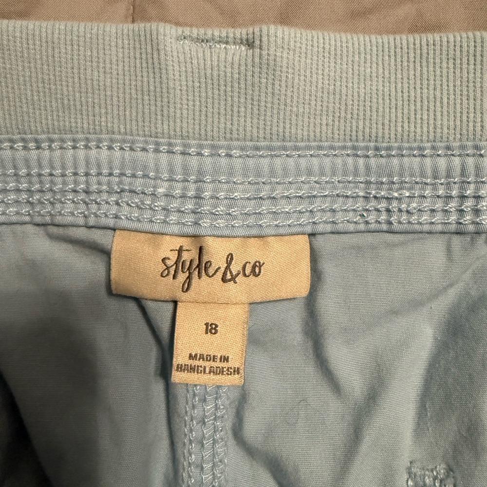 Style & Co light gray cargo capris NWOT, only washed , lost weight too large
